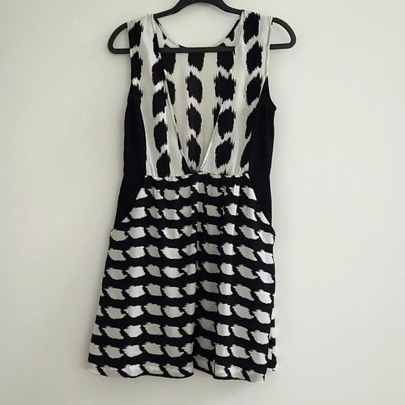Urban Outfitters Dress with pockets - Picture 2 of 3